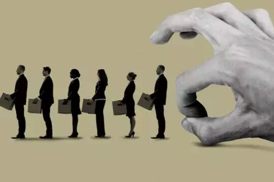 कर्मचाऱ्यांना कामावरून काढलं