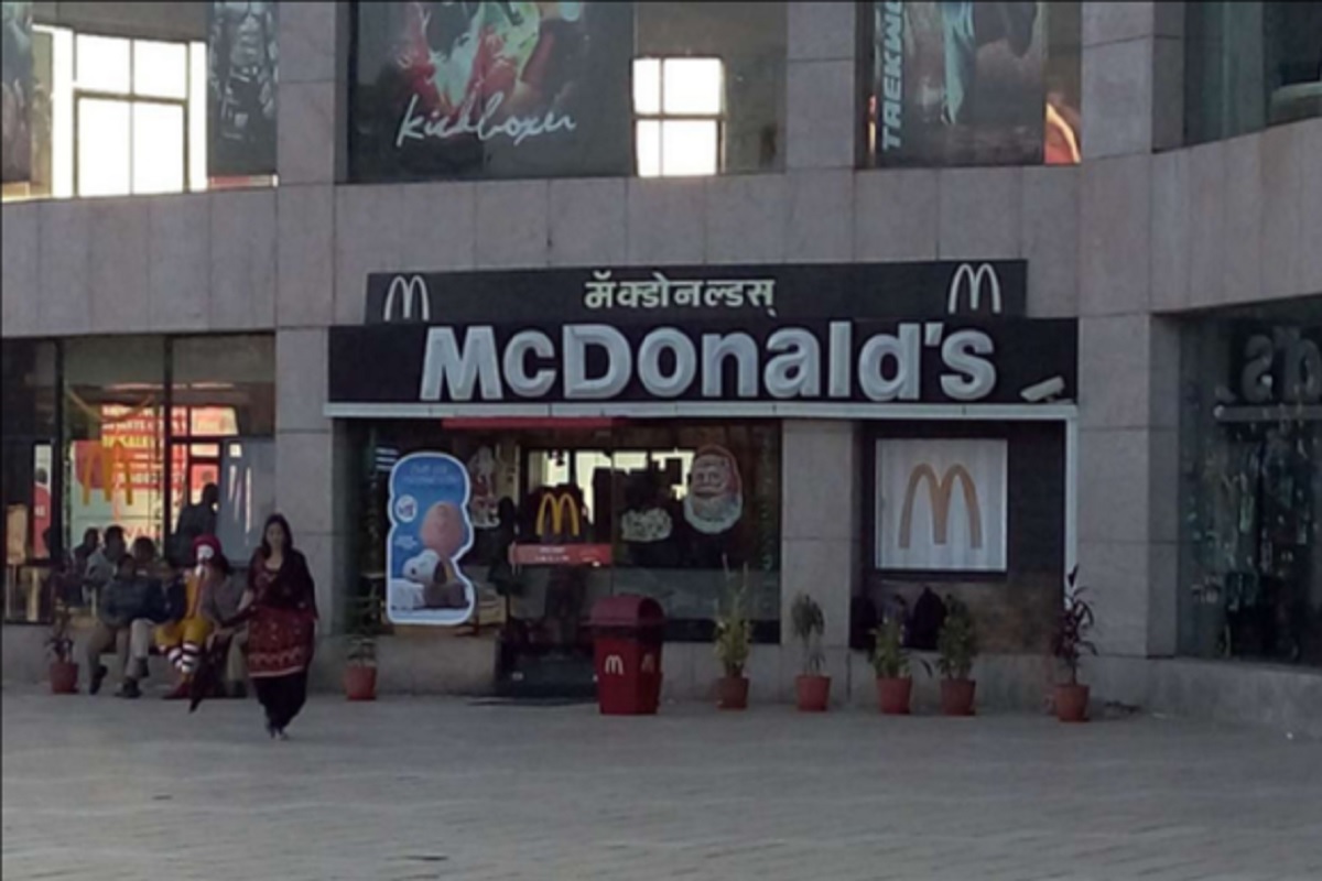 लोणावळा येथी मॅक्डोनल्डस् रेस्टॉरंटच्या स्टोअर रूममध्ये चोरी झाली आहे