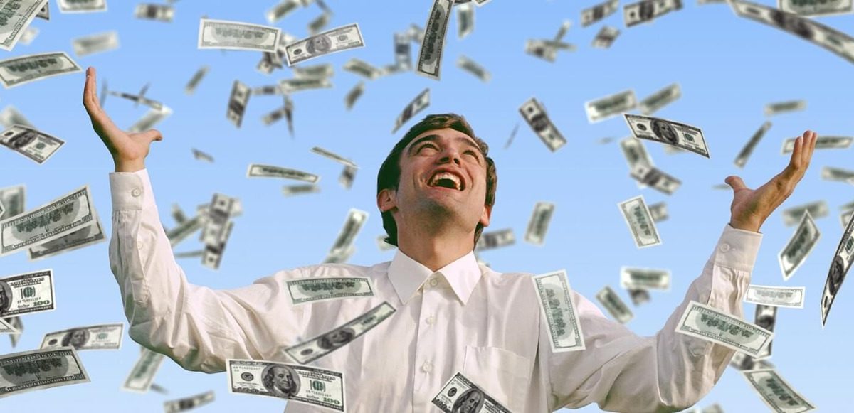 Lottery : लॉटरीतून कामगाराला मिळाले 81 कोटी; आता म्हणतो पैशांचा उपभोग घेण्यासाठी पत्नी हवी