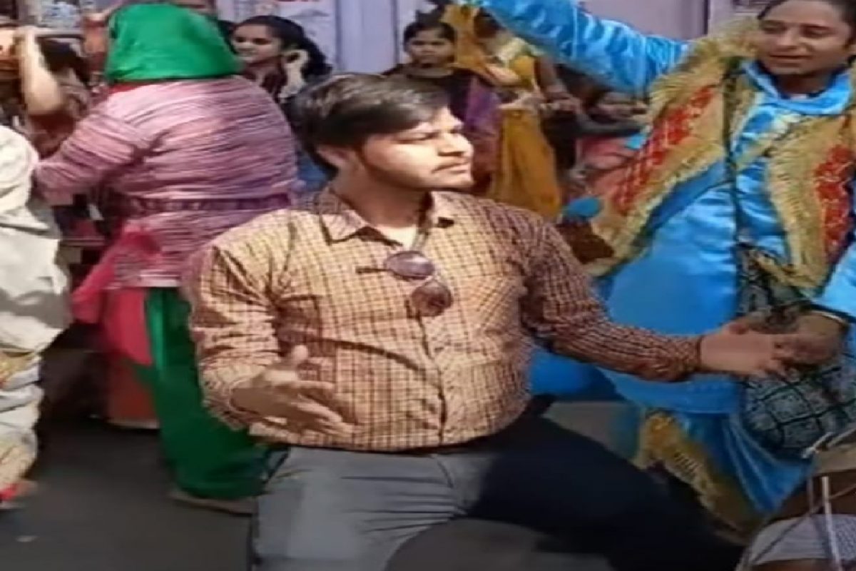 व्यक्तीचा भन्नाट डान्स.