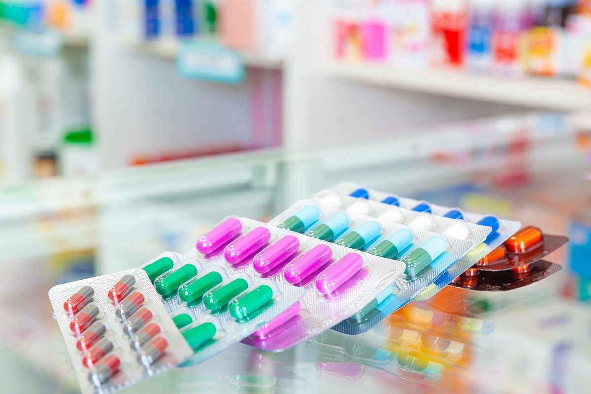 ऑनलाईन औषधं मागवणाऱ्यांसाठी मोठी बातमी, 18 फार्मा कंपन्यांचे परवाने रद्द