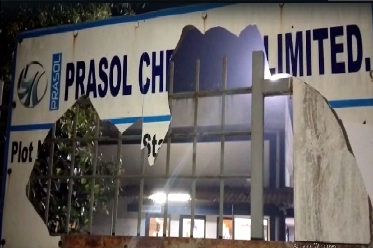 वायुगळतीच्या दुर्घटनेनंतर ग्रामस्थ आक्रमक झाले. ग्रामस्थांनी कंपनीच्या गेटवर मोठ्या प्रमाणात तोडफोड केली आहे.