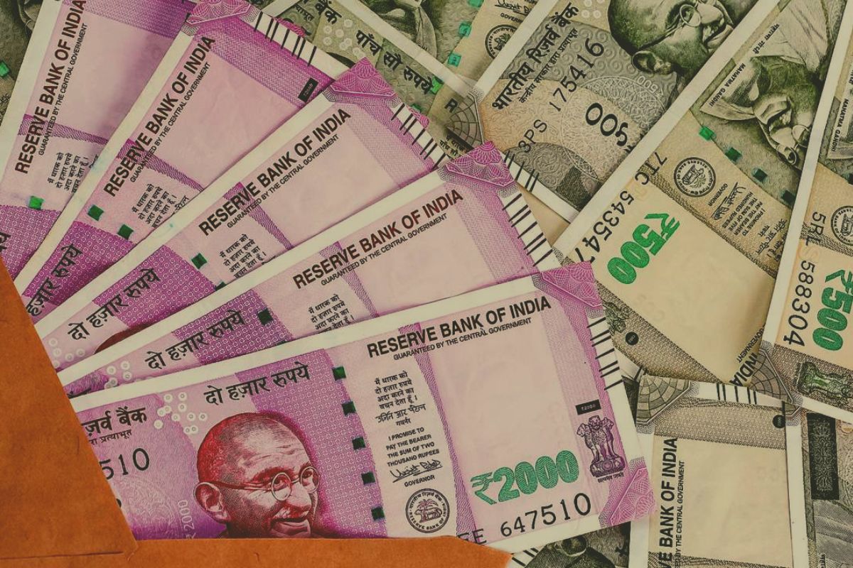 जिवंत लोकांना मृत दाखवत क्लार्कचं मोठं कांड; 11 कोटींच्या घोटाळ्याचा असा झाला पर्दाफाश