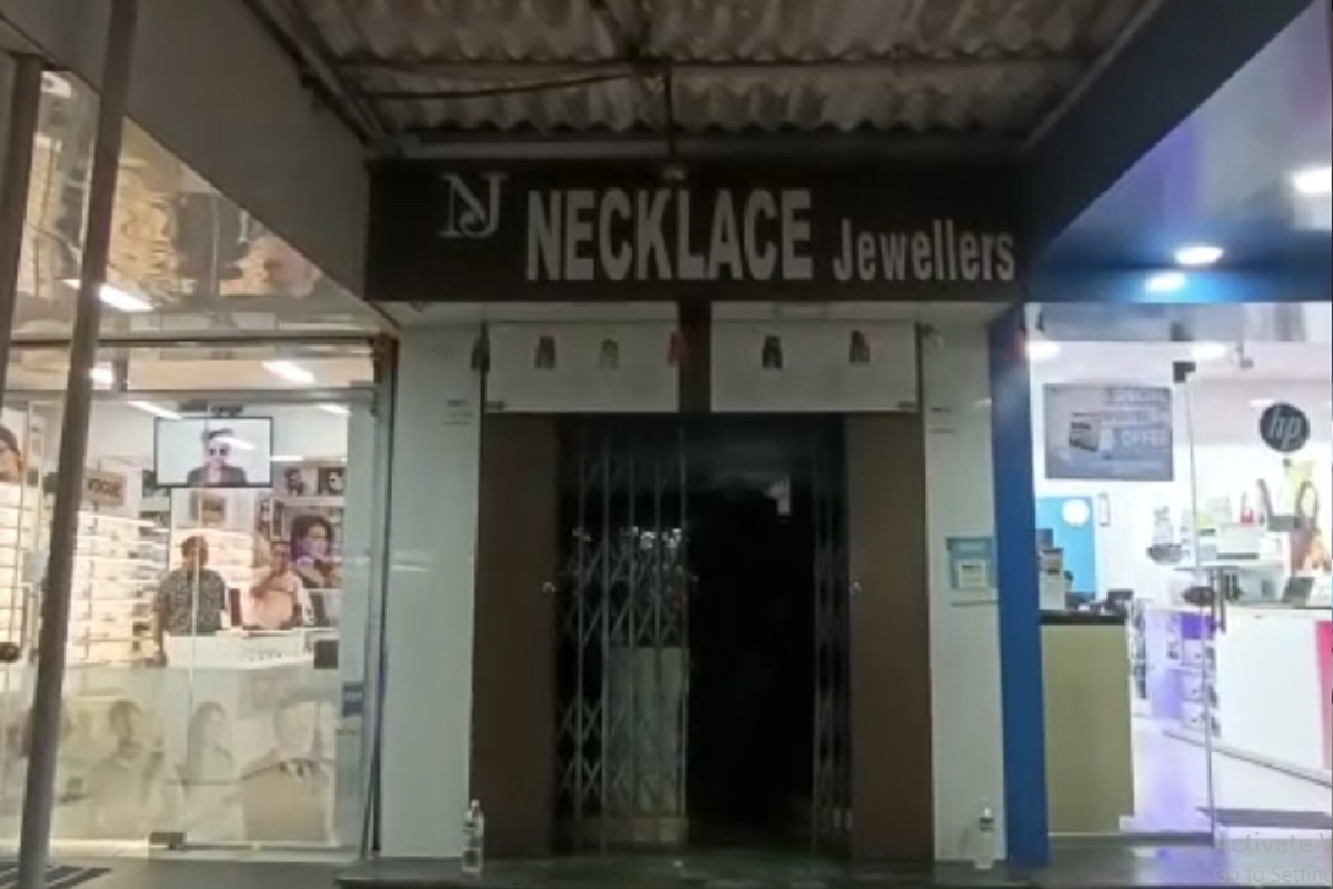 या दुकानात या आधी 3 वेळा चोरी झाली असताना सुद्धा दुकानदाराने सुरक्षेचे नियम धाब्यावर बसवले होते