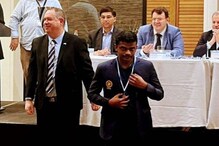 अपमान झाल्यासारखं वाटलं; शूज काढून उभा केल्यानं ग्रँडमास्टर नारायणन भडकला अपमान झाल्यासारखं वाटलं; शूज काढून उभा केल्यानं ग्रँडमास्टर नारायणन भडकला