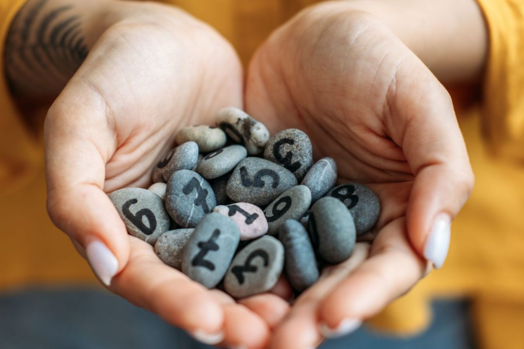 तुमचा मदतीचा हात तुमचंही नशीब चमकवेल; आज जन्मतारखेनुसार दान करा या वस्तू