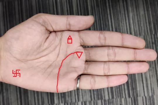 लाखात एका व्यक्तीच्या तळहातावर असतं हे दुर्मिळ शुभचिन्हं!
