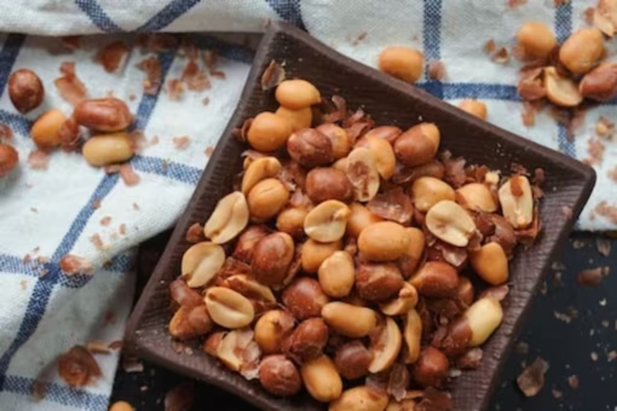 Peanut Benefits : फक्त बदामच नाही शेंगदाणेही वाढवतात स्मरणशक्ती; रोज इतक्या प्रमाणात खा