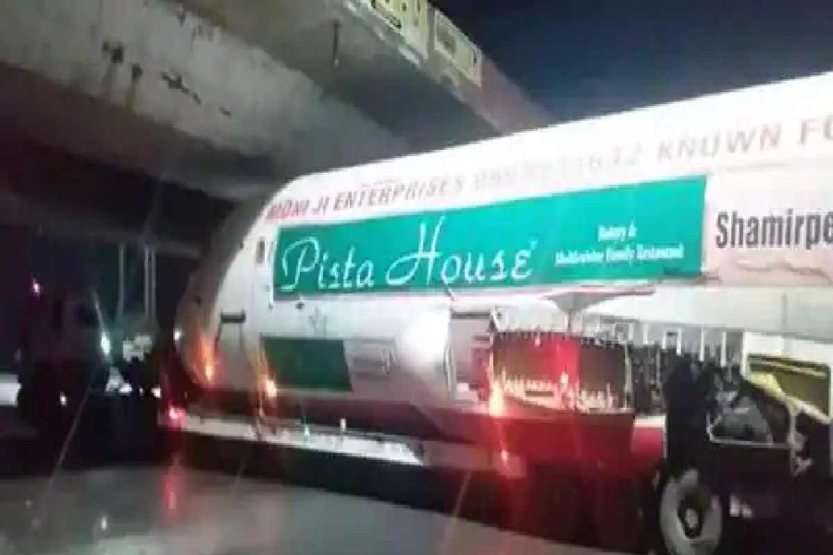 पुलाखाली विमान