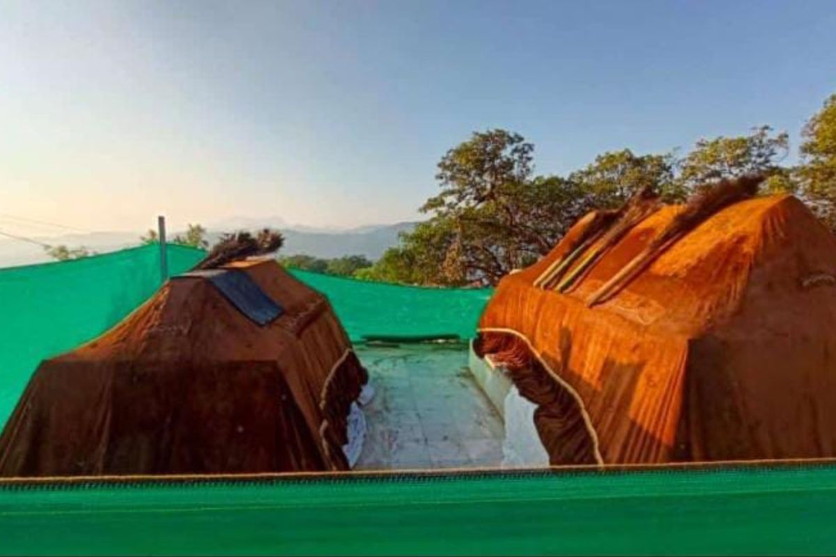 प्रतापगडाच्या पायथ्याला असलेल्या अफजल खानाच्या कबरी जवळ आणखी तीन कबरी आढळून आल्यामुळे खळबळ उडाली आहे,