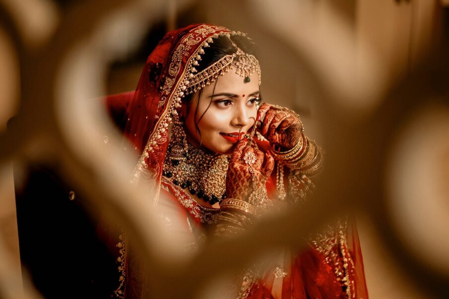 3. सुहाग वस्तू: स्वप्नशास्त्रानुसार, चैत्र नवरात्रीच्या वेळी एखाद्या व्यक्तीला स्वप्नात सुहाग वस्तू दिसल्या, तर हे त्याच्यावर आणि त्याच्या संपूर्ण कुटुंबावर दुर्गेची कृपा असल्याचे लक्षण आहे. तसे स्वप्न पाहणाऱ्याचे वैवाहिक जीवन आनंदी होणार आहे. देवीच्या आशीर्वादाने दाम्पत्यांमध्ये चांगले संबंध निर्माण होतील.