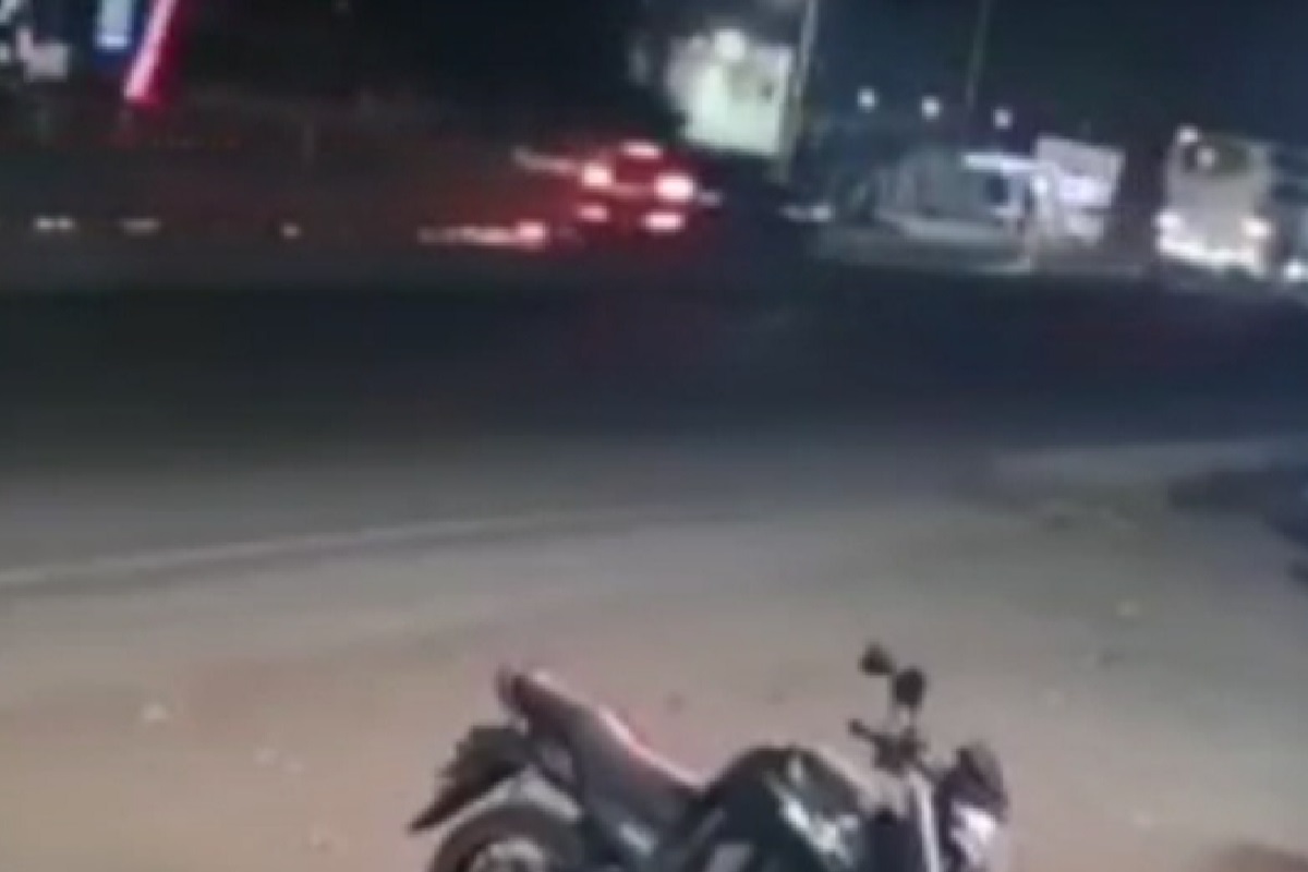 धडक दिल्यानंतर दुचाकीस्वार खाली पडला. त्यानंतरही चालकाने कार थांबवली नाही.