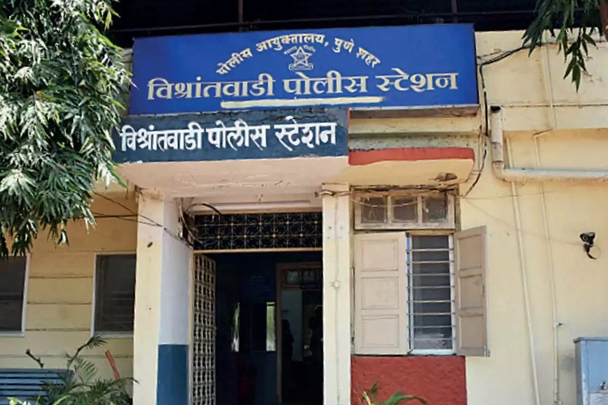 Pune Police : ज्याचं करावं भलं तोच म्हणतो माझं खर, नवरा बायकोचे भांडण सोडवणाऱ्या पोलिसांनाच मारहाण