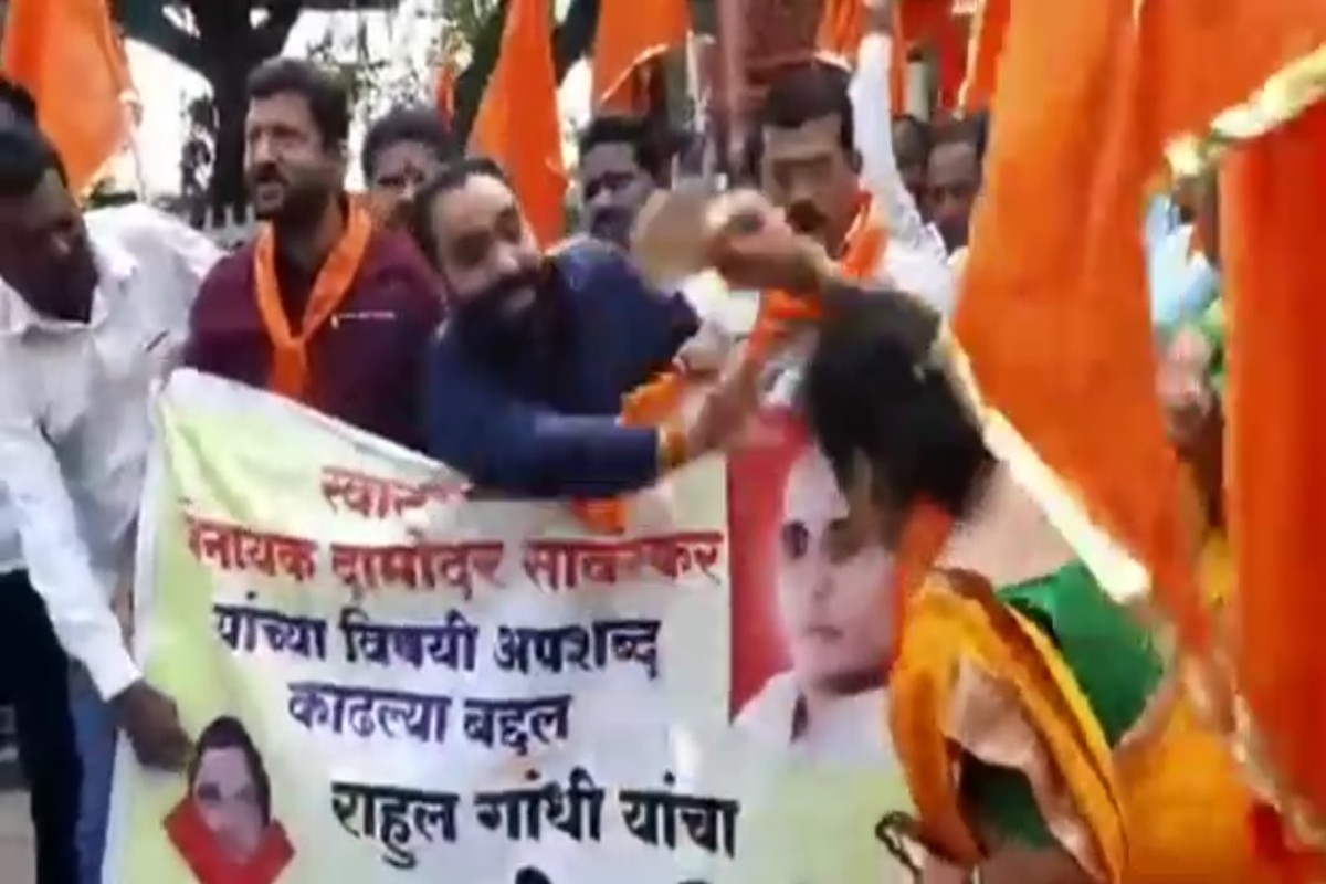 सावरकरांनाच समजली राहुल गांधी, चप्पल उगारली अन्... शिंदेंची कार्यकर्ती गोंधळली, Video
