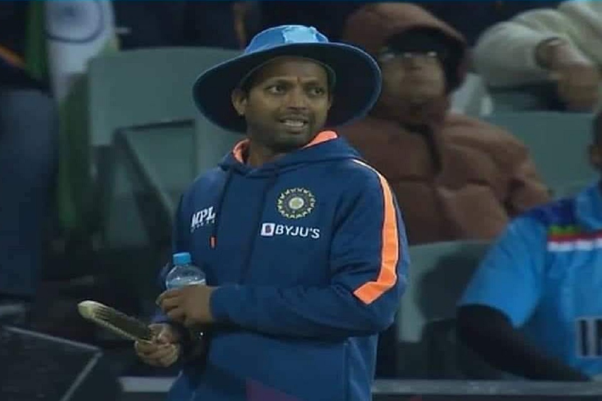 बूट साफ करण्यासाठी ब्रश घेऊन मैदानात चारही बाजूंना होता धावत; रघुने क्रिकेटप्रेमींची जिंकली मनं