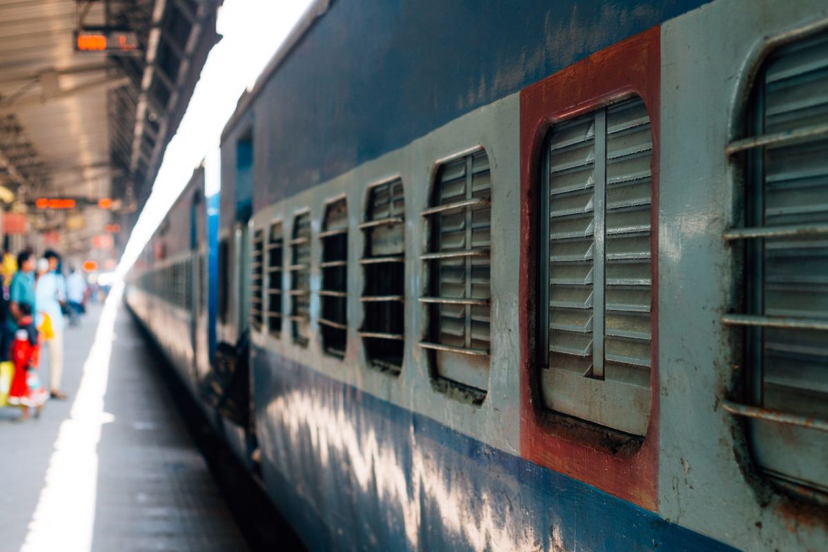 रेल्वे प्रवाशासोबत धक्कादायक प्रकार. (प्रतीकात्मक फोटो/सौजन्य-Canva)