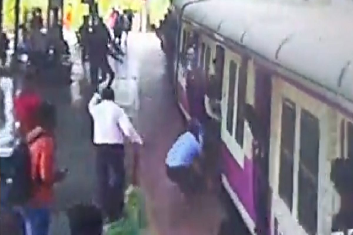 प्रवाशांना वाचवण्यासाठी धावला आरपीएफ जवान.