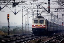 लोको पायलटच्या मागून आली ट्रेन; पाहताच दुसऱ्याने वाचवण्यासाठी उडी मारली आणि... लोको पायलटच्या मागून आली ट्रेन; पाहताच दुसऱ्याने वाचवण्यासाठी उडी मारली आणि...