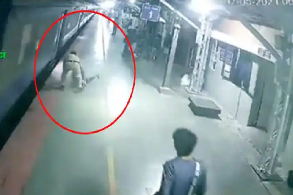 आरपीएफ जवानाने मुलीला वाचवलं.