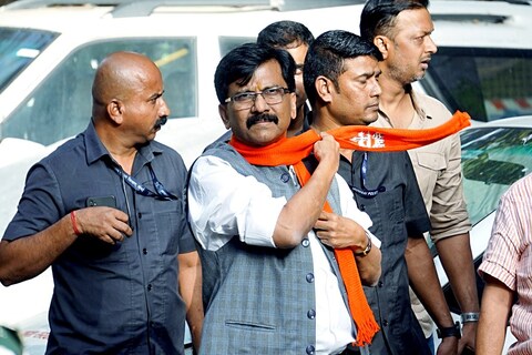  महाविकास आघाडी बनववण्यात मोलाचा वाटा असलेल्या राऊत यांनी पुन्हा महाविकास आघाडी सत्तेत येईल असे वक्तव्य केले आहे. 