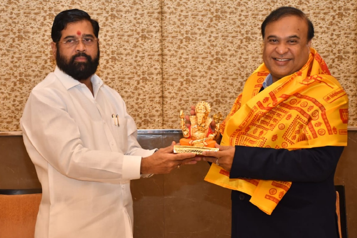 आसामच्या मुख्यमंत्र्यांनी केलेल्या मागणीनुसार महाराष्ट्रात नवी मुंबईमध्ये आसाम भवन बांधायला शिंदे यांनी होकार दिला