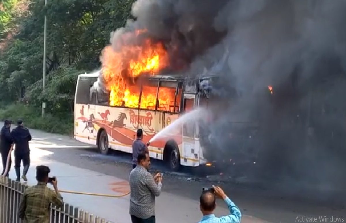 पुण्यात बर्निंग बसचा थरार, 42 प्रवासी खाली उतरले अन् शिवशाही बस पेटली, VIDEO