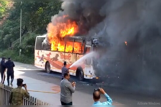 पुण्यात बर्निंग बसचा थरार, 42 प्रवासी खाली उतरले अन् शिवशाही बस पेटली, VIDEO