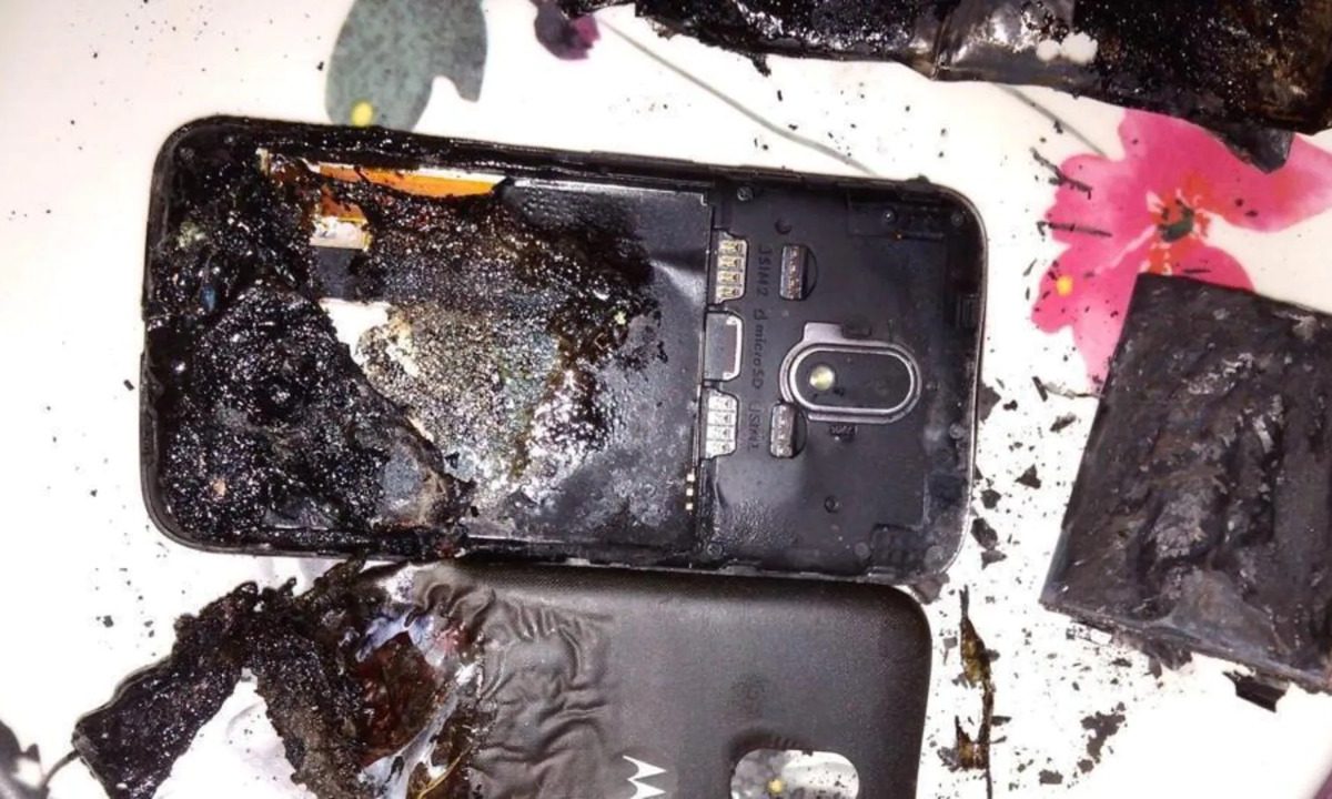 `या` चुकांमुळे होऊ शकतो स्मार्टफोनच्या बॅटरीचा स्फोट