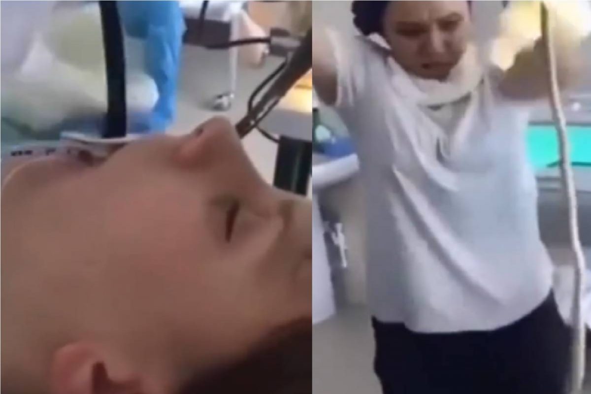 महिलेच्या तोंडात साप.