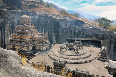 जगातील एकमेव असे मंदिर जिथे लाल तिखटाने करतात अभिषेक, जळत्या निखाऱ्यांवर चालतात भाविक