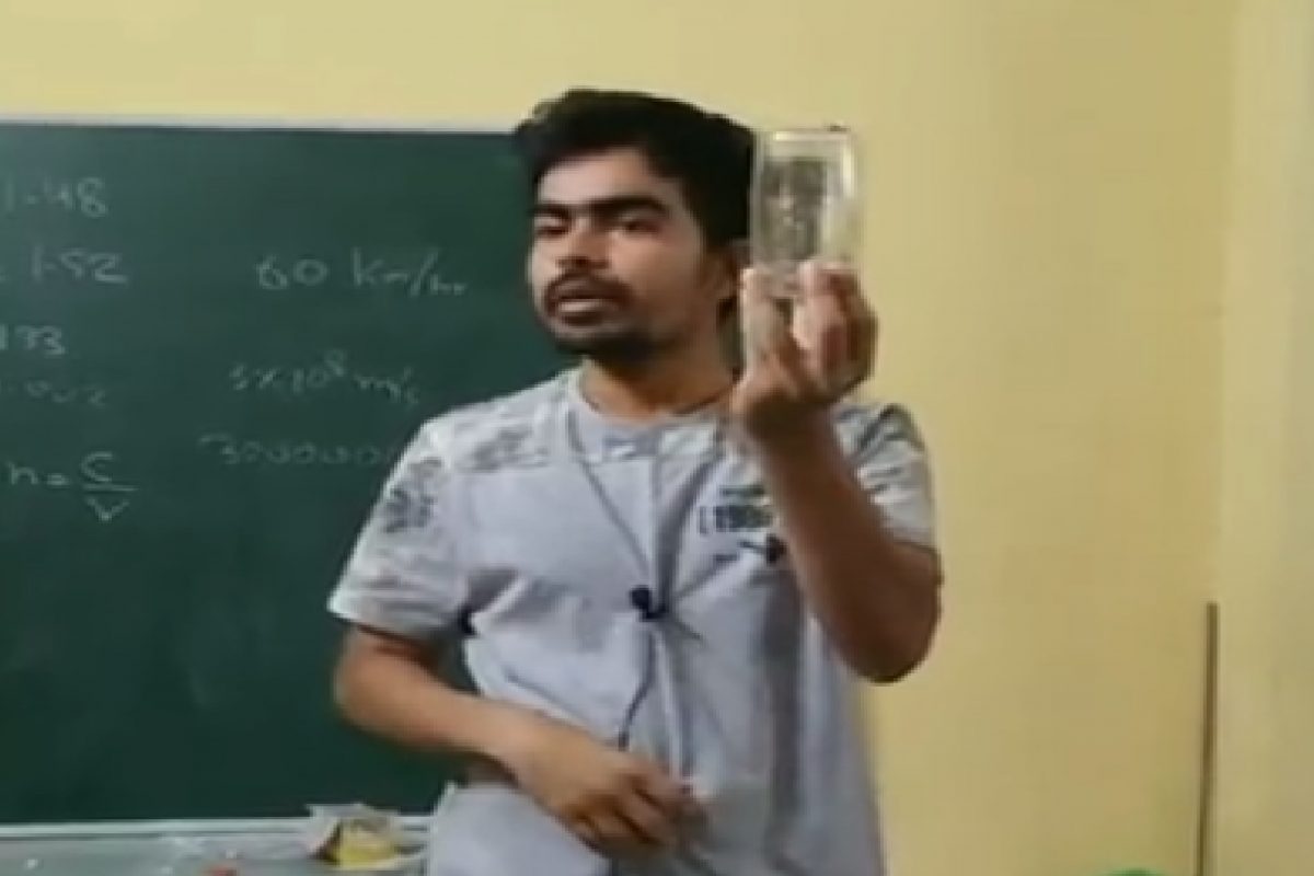 शिक्षकाने शिकवताना केली 'जादू'