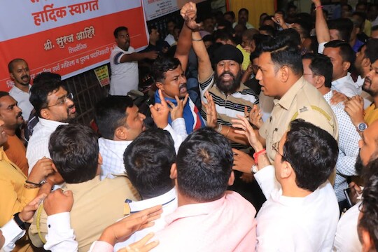 ठाण्यामध्ये शिंदे-ठाकरे गटात तुफान राडा, एक कार्यकर्ता जखमी, Video
