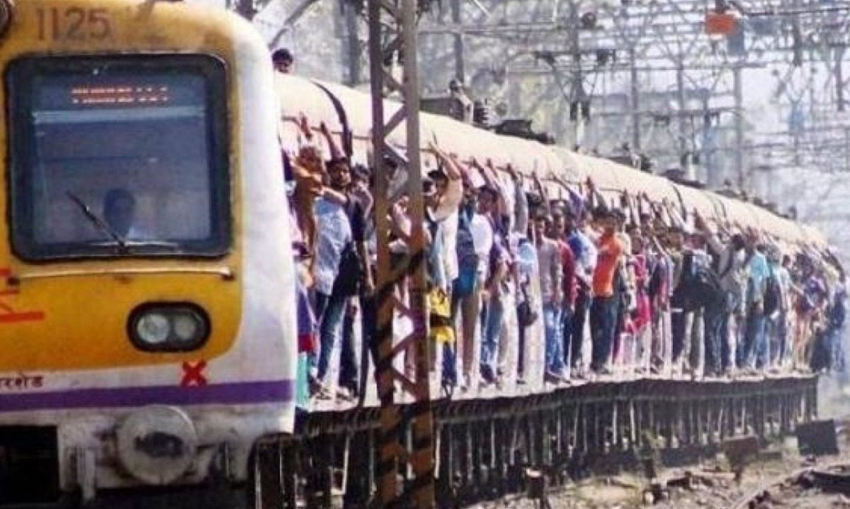 Thane Local Railway : ठाणे-कळव्यामध्ये लोकल ट्रेनवर दगडफेक, प्रवासी गंभीर जखमी