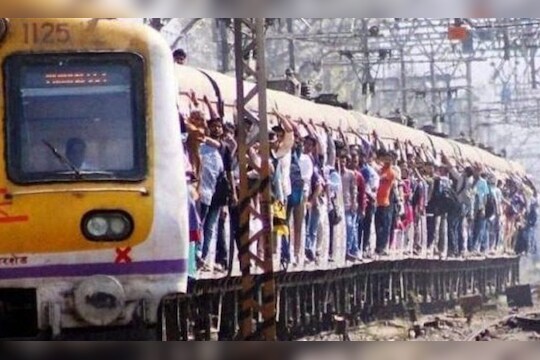 Thane Local Railway : ठाणे-कळव्यामध्ये लोकल ट्रेनवर दगडफेक, प्रवासी गंभीर जखमी