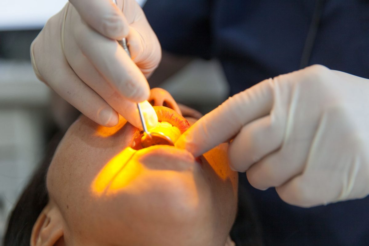 दातातील इन्फेक्शनमुळे मुलीचा मृत्यू (प्रतीकात्मक फोटो/सौजन्य - Canva)