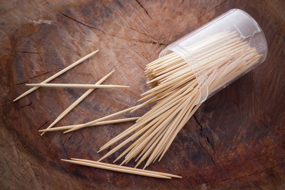Toothpick Uses : छोटीशी टुथपिक सोडवेल तुमचं सिगारेटचं व्यसन; अशा ...