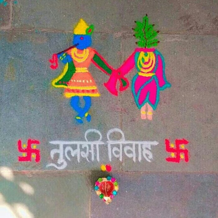 सर्वप्रथम कलश आणि गौरी गणेशाची पूजा करावी. यानंतर माता तुळशीला आणि भगवान शालिग्रामला धूप, दिवा, वस्त्र, माळा, फुले अर्पण करा. (Photo Credit : nehasrangoli)