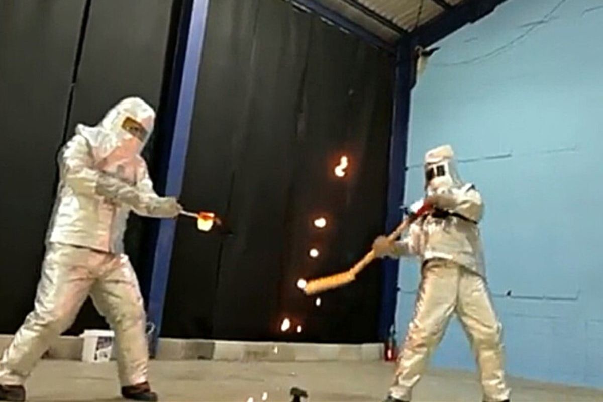 VIDEO - तपत्या लोखंडी गोळ्याचा केला बॉल आणि हवेत मारला शॉट; पुढे जे घडलं ते पाहून अंगावर येईल काटा