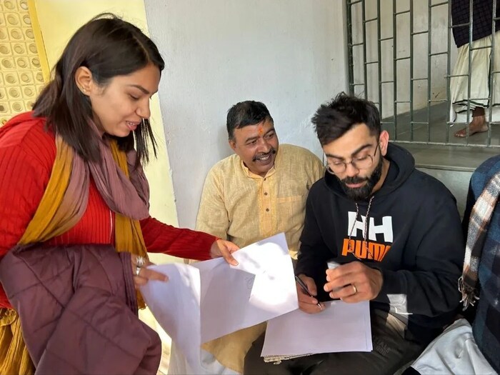 बॉलीवूड अभिनेत्री अनुष्का शर्मा आणि तिचा आवडता क्रिकेटर विराट कोहली यांना आपल्यामध्ये पाहून चाहत्यांच्या आनंदाला पारावार उरला नाही. काहींनी ऑटोग्राफ तर काहींनी सेल्फी घेतले. विराट कोहलीच्या फॅन्स क्लबने सोशल मीडियावर अनेक फोटो शेअर केले आहेत.