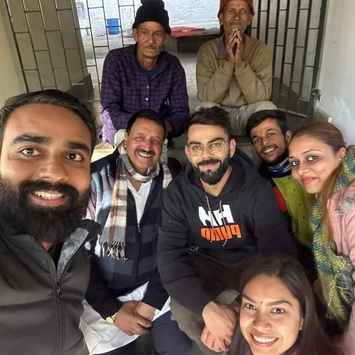 विराट कोहली आणि अनुष्का शर्मा नैनिताल, अल्मोरा, कुमाऊं, बिनसारच्या सुंदर ठिकाणी फिरताना दिसले. 