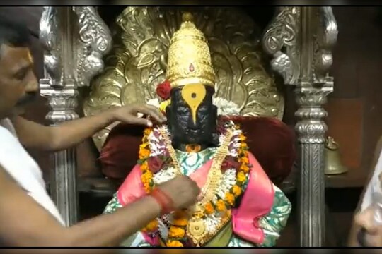 Pandhapur Vitthal Mandir : गरिबांच्या देवाला सोन्याचा हार, विठुरायाच्या चरणी 11 लाखांचा चंदनहार अर्पण, VIDEO