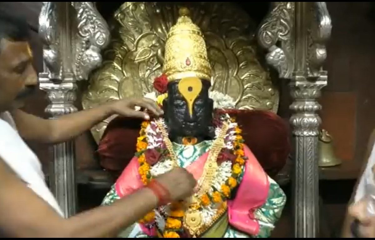 Pandhapur Vitthal Mandir : गरिबांच्या देवाला सोन्याचा हार, विठुरायाच्या चरणी 11 लाखांचा चंदनहार अर्पण, VIDEO