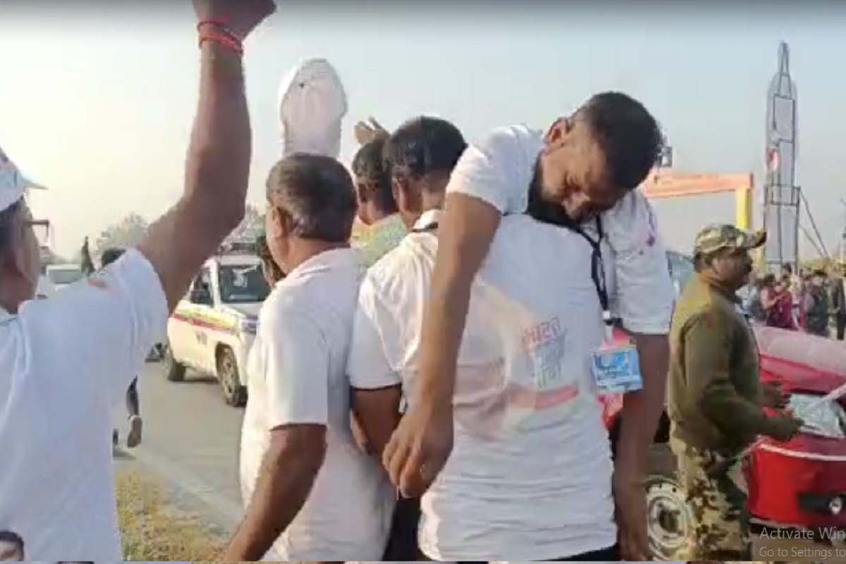 राहुल गांधी यांच्या या पदयात्रेचं राजगांवच्या मराठवाडा - विदर्भ सीमेवर यात्रेचं पारंपारिक मराठी संस्कृती नुसार जल्लोषात स्वागत करण्यात आलंय.