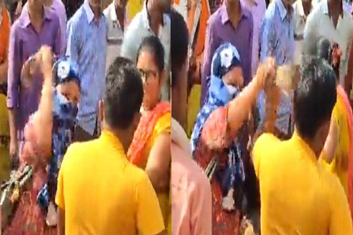 पत्नीकडून पतीला चपलेने मारहाण.