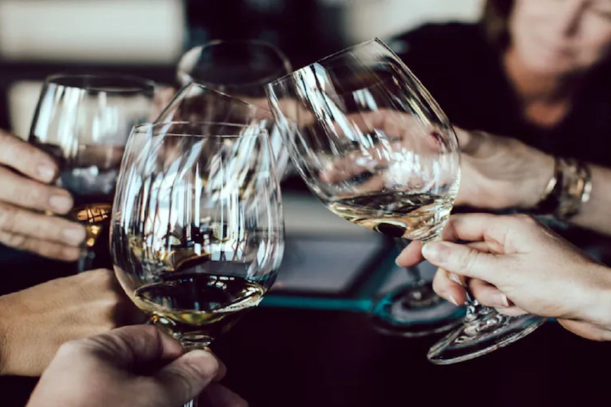 ...अन्यथा चारचौघात होईल हसू, ही आहे वाइनचा ग्लास पकडण्याची योग्य पद्धत
