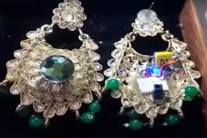 दागिने म्हणजे कित्येक महिलांच्या जिव्हाळ्याची वस्तू. अशाच दागिन्यांमध्ये जीपीएस बसवण्यात आलं आहे. जेणेकरून दागिने चोरीला गेले तर त्यांची माहिती मिळेल.