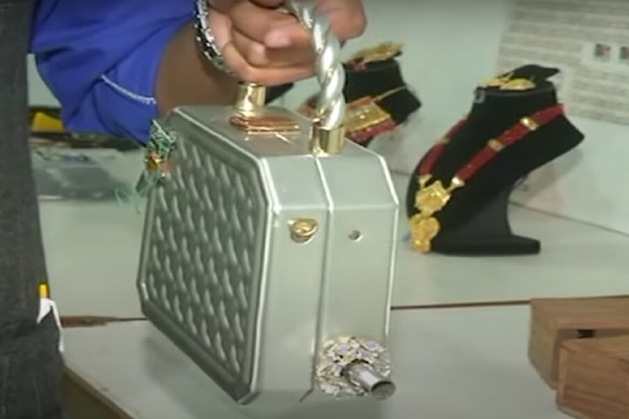या पर्सला तुम्हाला एक नळी दिसेल. या नळीतून बंदुकीची गोळी सुटावी तसा आवाज येतो. यामुळे समोरची व्यक्ती घाबरून पळालीच समजा.