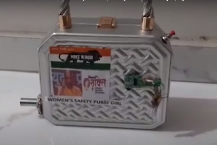 महिला कुठे बाहेर गेल्या की त्यांच्याकडे एक पर्स असते. अशीच एक पर्स तयार करण्यात आली आहे. ज्यातून बंदुकीच्या गोळीचा आवाज येतो.