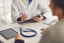 महिलांनी 'या' गोष्टी Gynecologist पासून लपवणं ठरु शकतं धोक्याचं