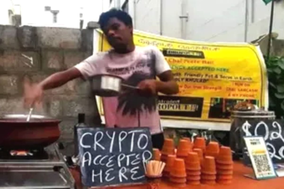 भारतातील हा चहा विक्रेता क्रिप्टोकरन्सीमध्ये पैसे घेतो